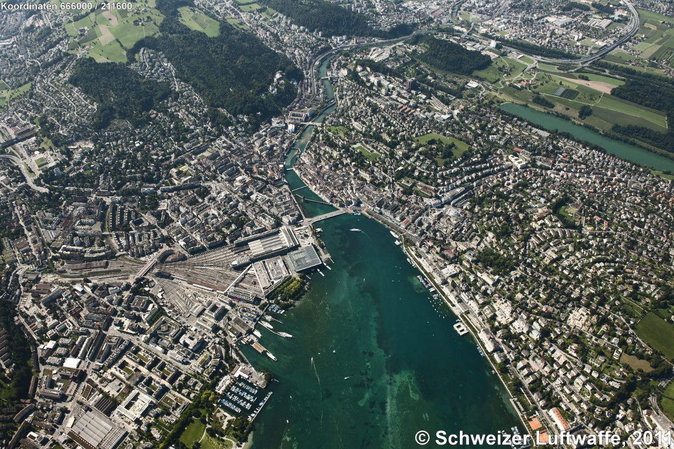 Blick westwärts übers Luzerner Seebecken Reuss-abwärts. - Oberer Bildrand Mitte: Reussbühl, nördlich davon: Emmenbrücke. 'BaBel'-Quartier am Fuss des Gütsch. KKL, Universität und Bahnhof im Bildzentrum. Gegen Westen: Eichhofquariter und Kriens. Am rechten Bildrand: Maihof-Quartier nördlich daran anschliessend: Rotsee.